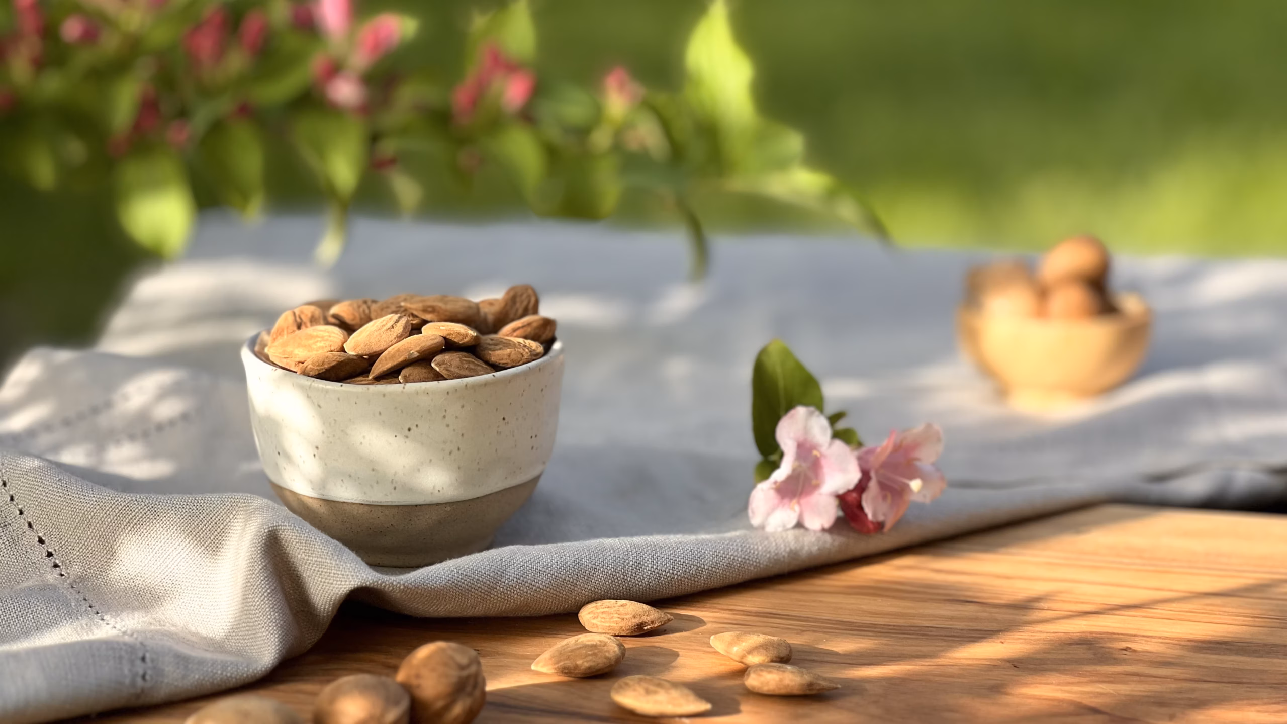 Mandorle dolci italiane biologiche crude intere AmicEarth – ricche di nutrienti, non tostate | Organic whole raw Italian sweet almonds by AmicEarth – nutrient-rich, unroasted