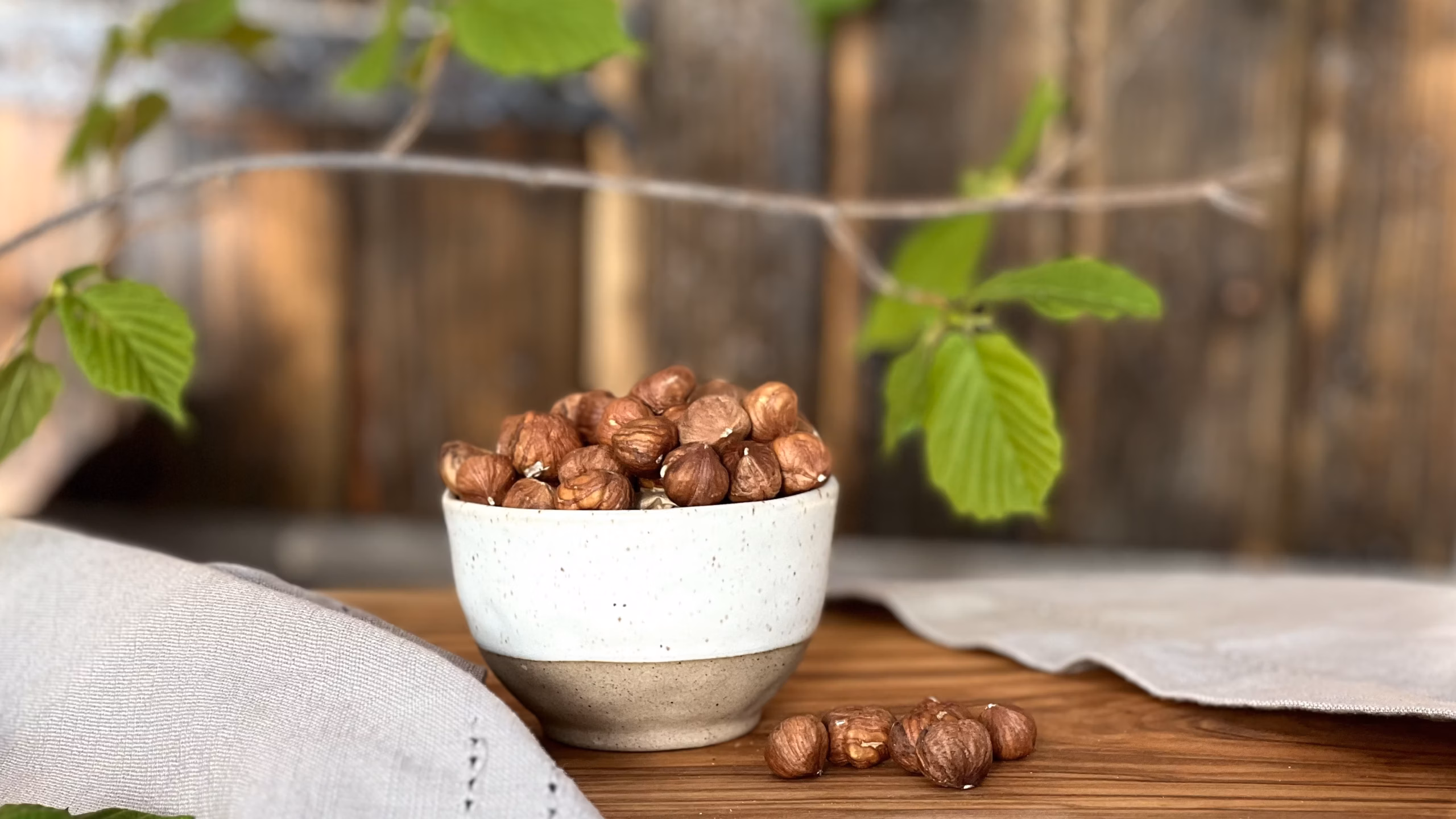 Nocciole italiane biologiche crude integrali AmicEarth – ricche di vitamina E e fibre | Whole raw Italian organic hazelnuts by AmicEarth – rich in vitamin E and fiber