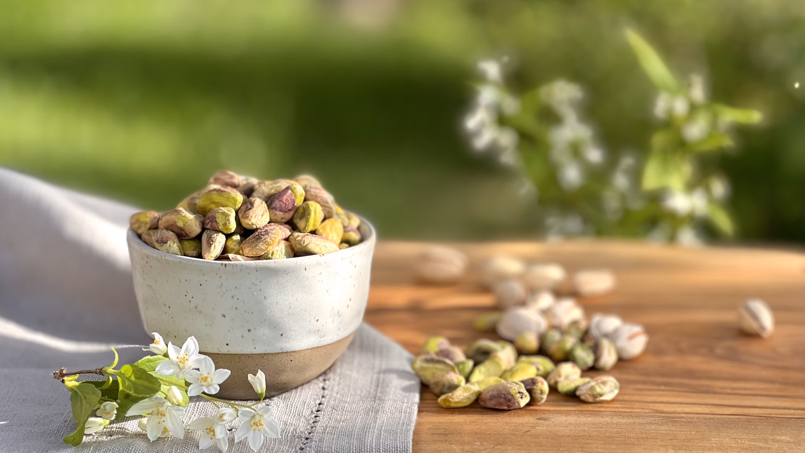 Pistacchi crudi biologici integrali AmicEarth – ultima raccolta, ricchi di antiossidanti e vitamina E | Organic whole raw pistachios by AmicEarth – latest harvest, rich in antioxidants & vitamin E