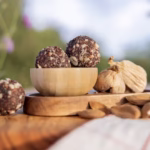 Pallina energetica di mandorle e fichi cruda AmicEarth – snack naturale senza zuccheri aggiunti | Raw almond & fig energy ball by AmicEarth – natural snack with no added sugars