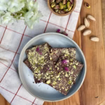 Cioccolato fondente crudo con pistacchi e petali di rosa | Raw dark chocolate with pistachios and rose petals