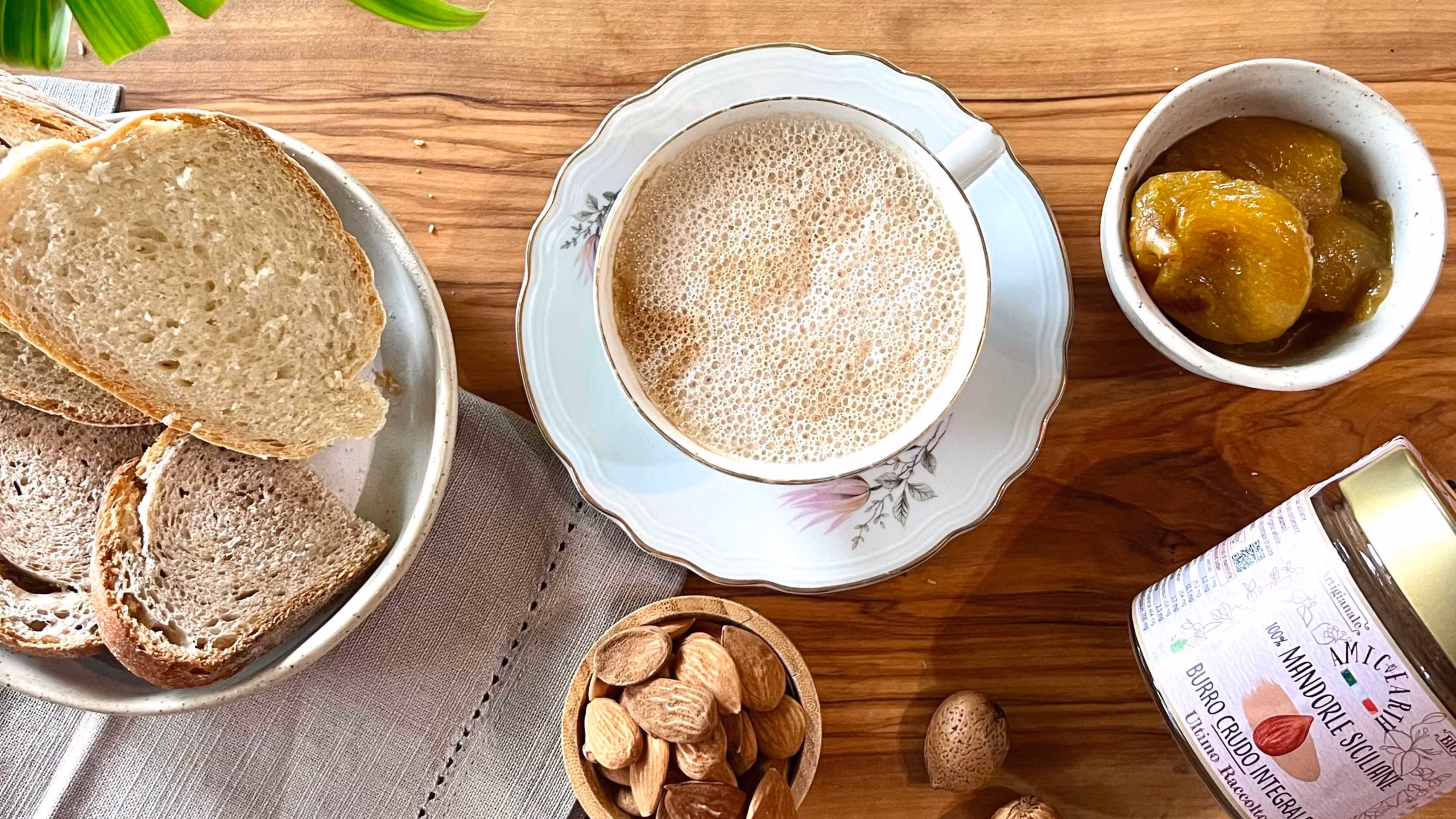 Colazione sana con cappuccino al latte di mandorla e burro crudo di mandorle siciliane | Healthy breakfast with almond milk cappuccino and Sicilian raw almond butter