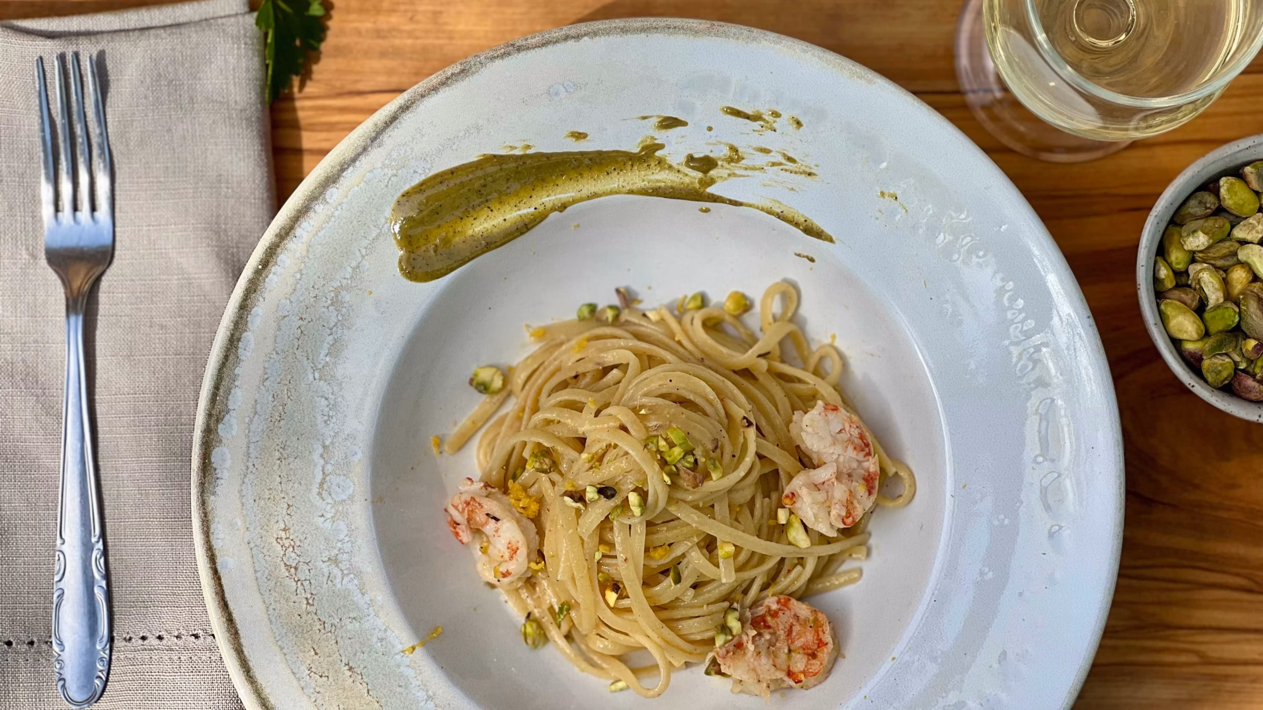 Linguine con gamberi e burro crudo di pistacchio | Linguine with prawns and raw pistachio butter
