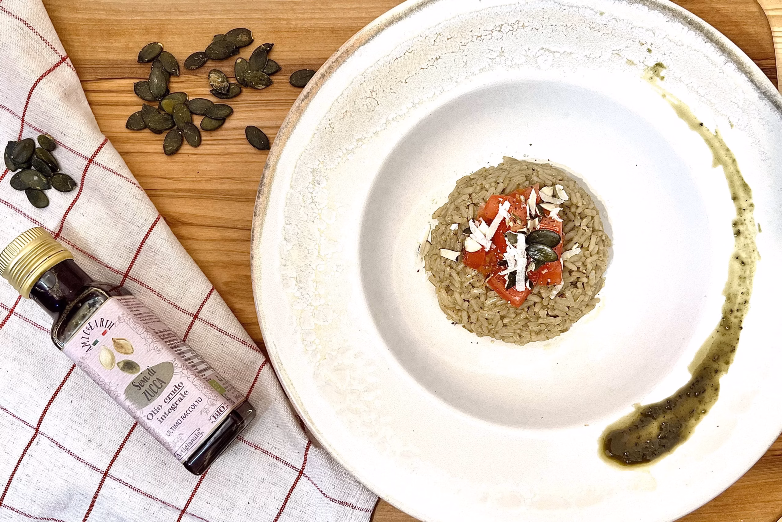 Piatto con riso integrale condito con olio crudo di semi di zucca | Brown rice dish with raw pumpkin seed oil