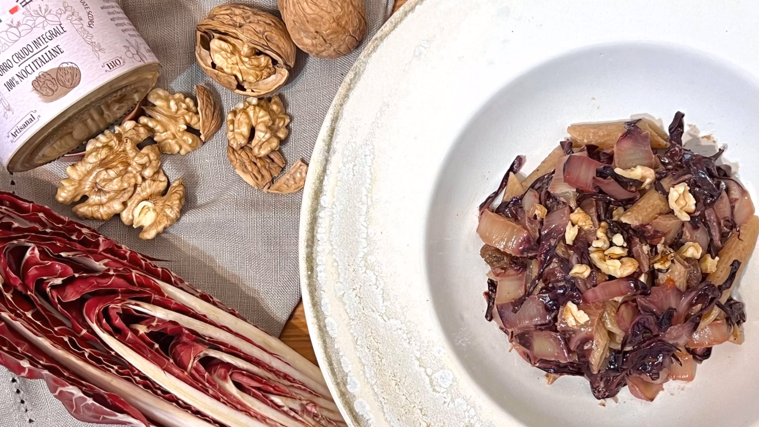 Penne integrali con burro crudo di noci e radicchio | Wholegrain penne with raw walnut butter and radicchio