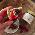 Dessert naturale con crema di semi di zucca AmicEarth, lamponi e semi interi su pane rustico | Natural dessert with AmicEarth pumpkin seed cream, raspberries and whole seeds on rustic bread