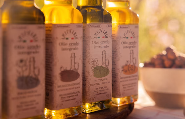 Collezione di oli vegetali bio estratti a freddo | Cold-pressed organic oil collection Oli crudi integrali AmicEarth assortiti | Assorted AmicEarth raw organic oils