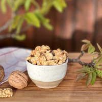 Gherigli di noce crudi biologici in ciotola artigianale | Raw organic walnut kernels in handmade bowl